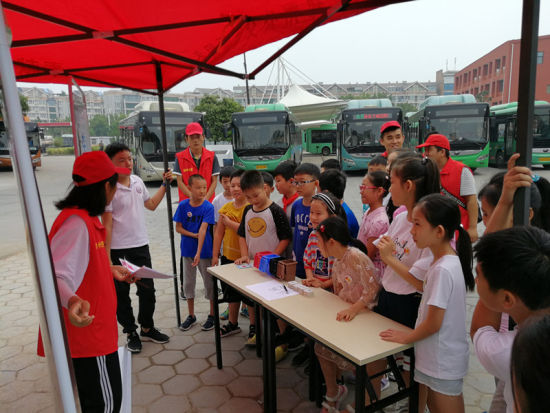 志愿者教小朋友垃圾分類的相關知識。連柏梁 攝