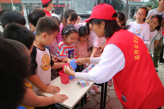 志愿者教小朋友們垃圾分類的相關知識。連柏梁 攝