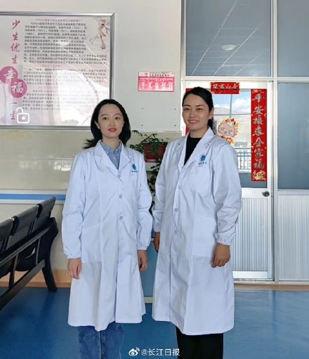 “有醫(yī)生嗎？有人暈倒了！”武漢協(xié)和醫(yī)院援藏醫(yī)療隊員聽到呼救就沖了上去