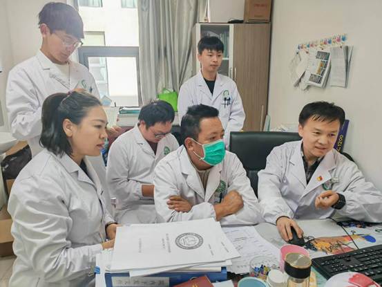 在山南市進行師帶徒幫扶，傳授先進的眼科學診療技術