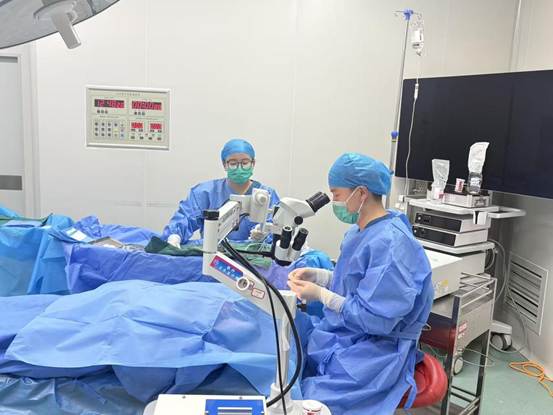 梁坤在洛扎縣為藏族同胞開展白內(nèi)障手術2