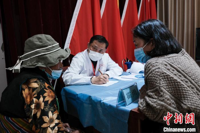 北京大學(xué)第一醫(yī)院教授、主任醫(yī)師霍勇在義診現(xiàn)場(chǎng)接診。　江飛波 攝