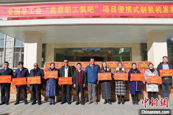 圖為發(fā)放儀式現(xiàn)場?！⊥趵?攝