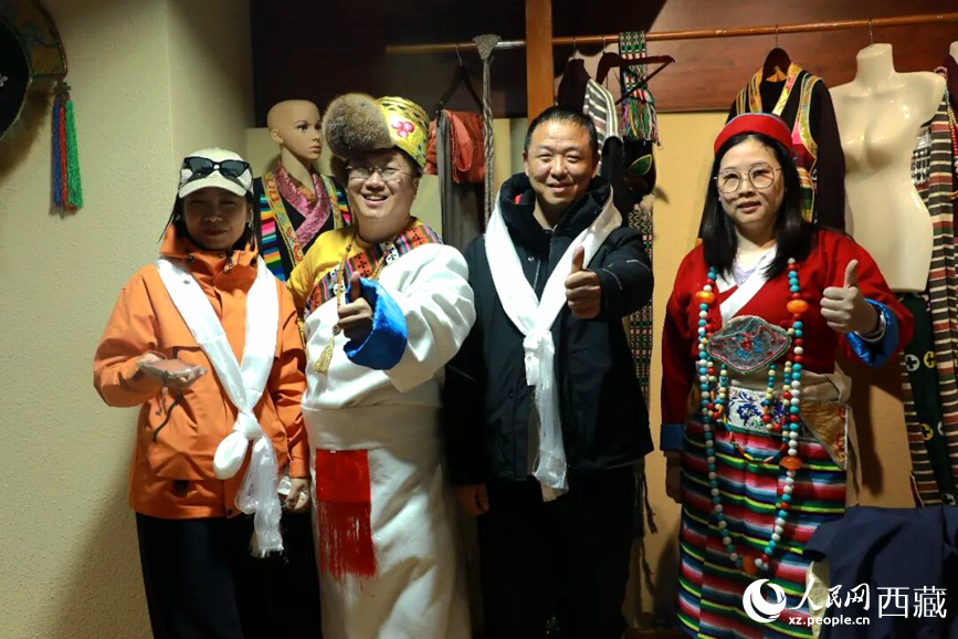 游客在扎西曲登社區(qū)體驗(yàn)藏族服飾文化。大家身著色彩鮮艷的藏裝，佩戴特色飾品，臉上洋溢著喜悅的笑容。人民網(wǎng)記者 吳雨仁攝