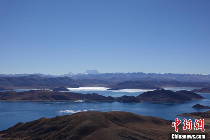 圖為從海拔約5000米的魯日拉觀景臺(tái)俯瞰羊湖?！∪轿木?攝