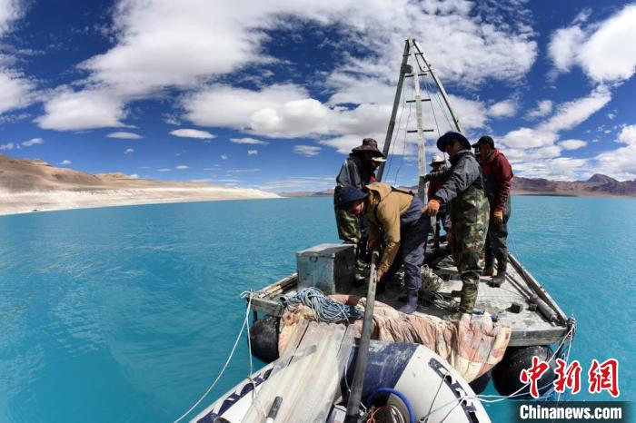 科考隊(duì)員在湖泊鉆探平臺上小心搬運(yùn)采集的巖芯樣品?！?lt;a target='_blank' ><p  align=