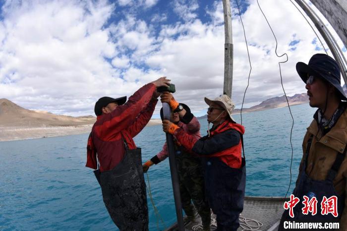 科考隊(duì)員在湖泊鉆探平臺上包裝采集的巖芯樣品?！?lt;a target='_blank' ><p  align=