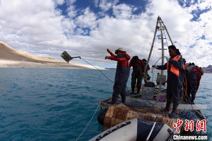 科考隊(duì)員在湖泊鉆探平臺上拋固定平臺的錨?！?lt;a target='_blank' ><p  align=