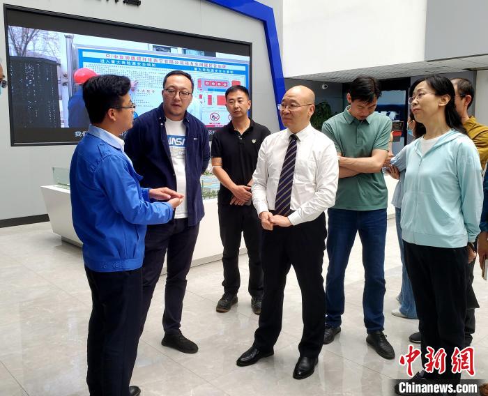 圖為全國政協(xié)委員、農(nóng)工黨青海省委主委王昆(中)在企業(yè)調(diào)研?！」鶟M福 供圖