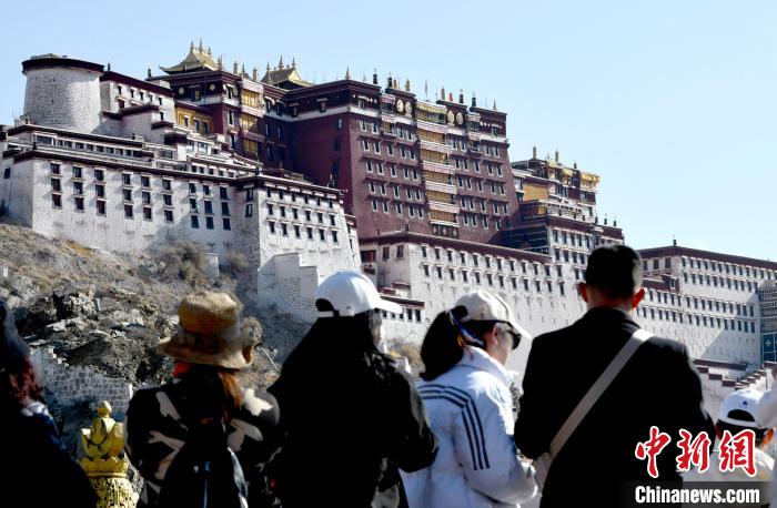 4月17日，游客在拉薩布達(dá)拉宮觀景臺(tái)拍照留念?！±盍?攝