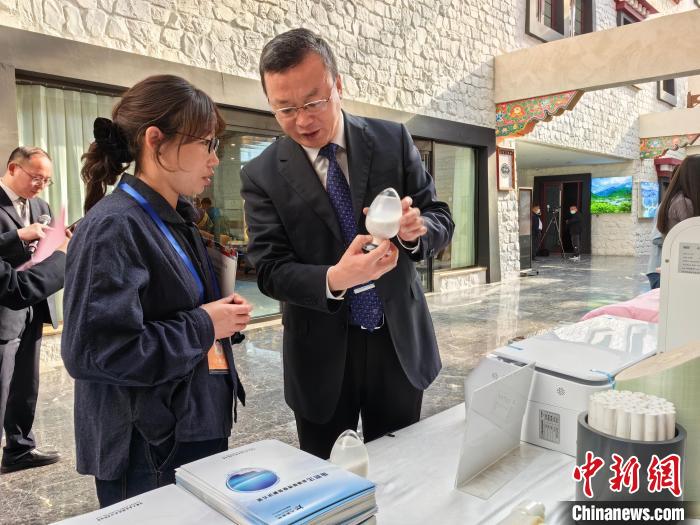 圖為簽約企業(yè)現(xiàn)場推介自己的產(chǎn)品。　趙延 攝