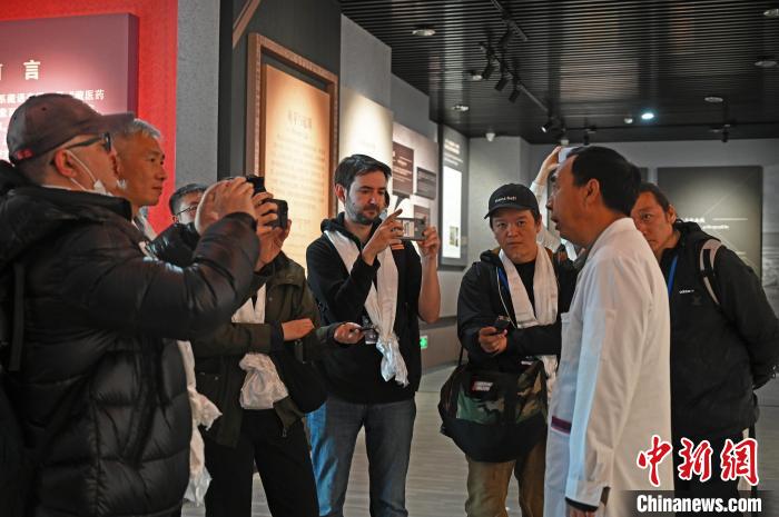 圖為中外媒體采訪西藏自治區(qū)藏醫(yī)院相關(guān)負(fù)責(zé)人?！≮w朗 攝