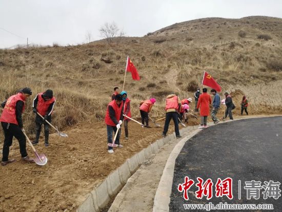 圖為尖扎干部職工生態(tài)建設(shè)和環(huán)境保護現(xiàn)場。尖宣 供圖