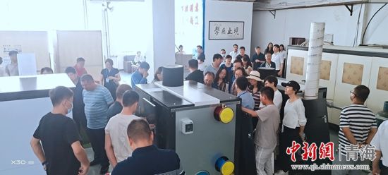 圖為行業(yè)內(nèi)人員進(jìn)行項(xiàng)目參觀。 活動(dòng)主辦方供圖