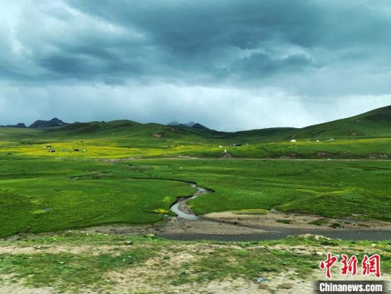 自2005年啟動三江源生態(tài)保護和建設(shè)工程以來，果洛州共治理黑土灘315.11萬畝，使果洛州生態(tài)環(huán)境15年來得到明顯好轉(zhuǎn)?！O睿 攝