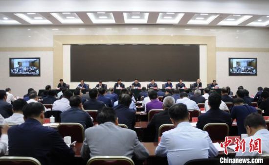  圖為青海省生態(tài)環(huán)境保護(hù)警示教育大會現(xiàn)場?！?zhí)砀！z 　　