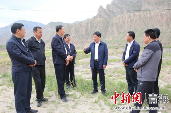 圖為黃南州有關(guān)領(lǐng)導(dǎo)現(xiàn)場踏勘、督導(dǎo)生態(tài)環(huán)保責(zé)任落實(shí)情況現(xiàn)場。黃宣攝