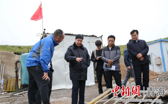 圖為黃南州有關(guān)領(lǐng)導(dǎo)現(xiàn)場踏勘、督導(dǎo)生態(tài)環(huán)保責(zé)任落實(shí)情況現(xiàn)場。黃宣攝