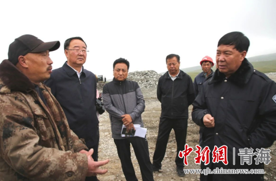 圖為黃南州有關(guān)領(lǐng)導(dǎo)現(xiàn)場踏勘、督導(dǎo)生態(tài)環(huán)保責(zé)任落實(shí)情況現(xiàn)場。黃宣攝