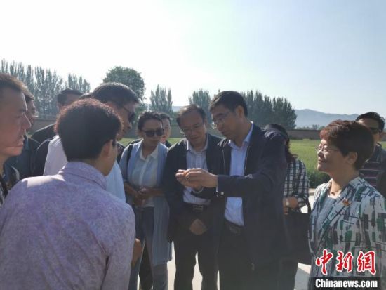 圖為杜德志在基層調(diào)研。受訪者供圖