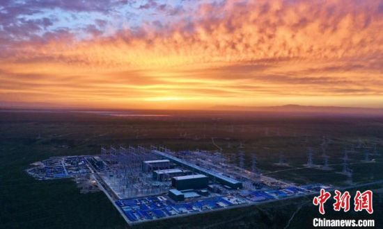 圖為朝霞下的青南換流站。　國網(wǎng)青海檢修公司供圖 　　