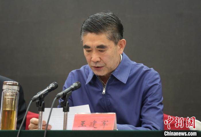 圖為青海省委書(shū)記王建軍出席會(huì)議并作講話?！?zhí)砀?攝