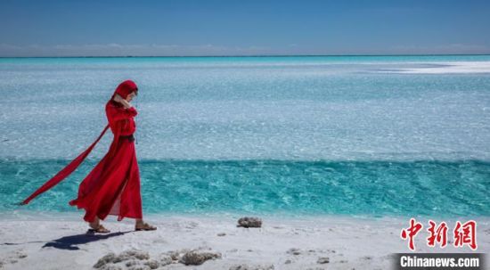 圖為地處柴達木盆地的東臺吉乃爾湖?！∧獑⒚鳌z