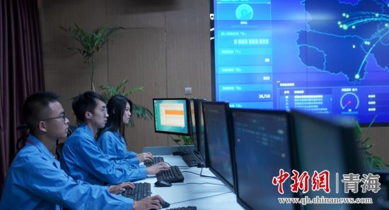 圖為國網青海電力大數據中心工作人員正在監(jiān)控綠電相關數據。王國棟攝