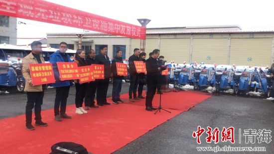 圖為環(huán)衛(wèi)設(shè)施集中發(fā)放儀式現(xiàn)場。甘恩超 攝