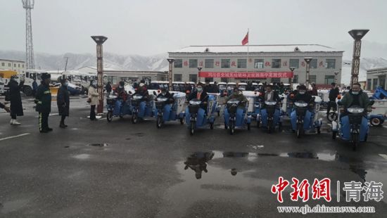 圖為環(huán)衛(wèi)設施集中發(fā)放儀式現場。甘恩超 攝