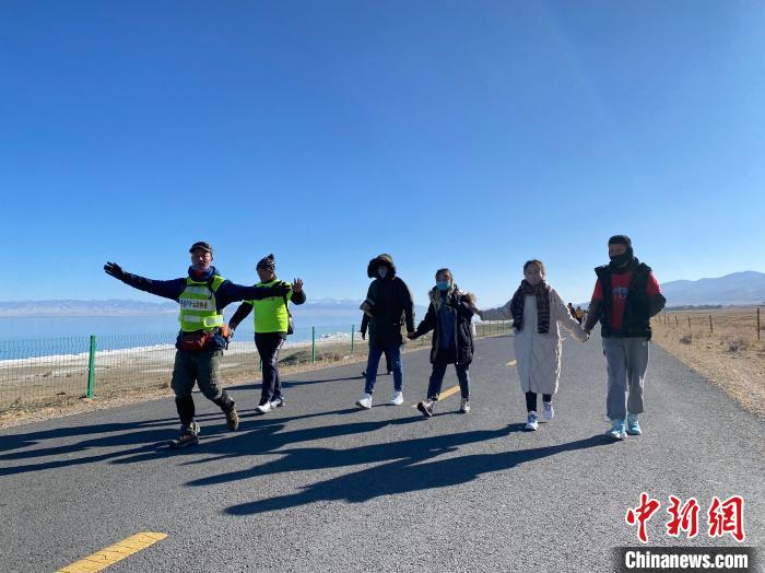 圖為徒步現(xiàn)場?！±罱瓕?攝