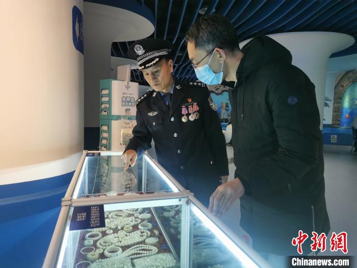 圖為森林警察為游客講解查獲這些象牙制品過程中發(fā)生的真實故事?！∥乃碱?攝