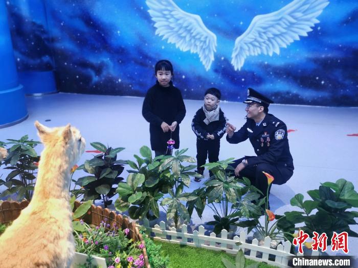 圖為森林警察為小朋友科普野生動物保護知識?！∥乃碱?攝