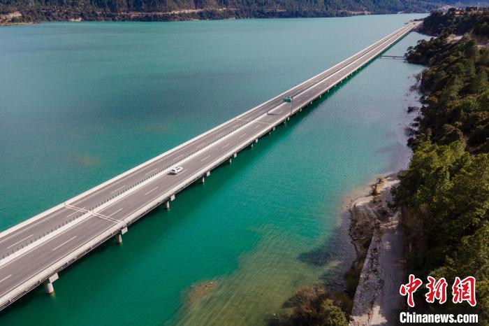 資料圖為西藏拉薩至林芝高等級(jí)公路多布湖風(fēng)光。　江飛波 攝