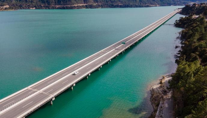 資料圖為西藏拉薩至林芝高等級(jí)公路多布湖風(fēng)光?！〗w波 攝