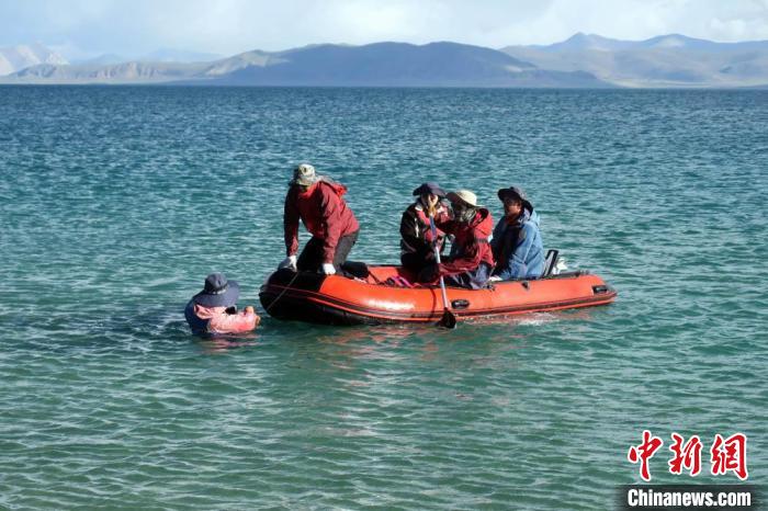 科考隊員乘充氣快艇考察扎日南木錯歸來?！?lt;a target='_blank' ><p  align=