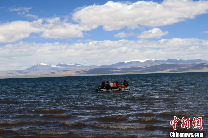 科考隊(duì)員向湖心進(jìn)發(fā)，風(fēng)浪越來越大?！?lt;a target='_blank' ><p  align=