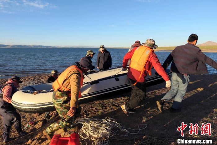 完成達(dá)則錯(cuò)科考任務(wù)，科考隊(duì)員抬充氣快艇上岸?！?lt;a target='_blank' ><p  align=