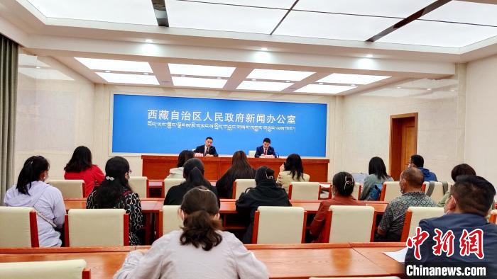圖為西藏阿里地區(qū)在拉薩召開新聞發(fā)布會(huì)，發(fā)布西藏和平解放70年來(lái)阿里地區(qū)經(jīng)濟(jì)社會(huì)發(fā)展成就?！∝暽＠?攝
