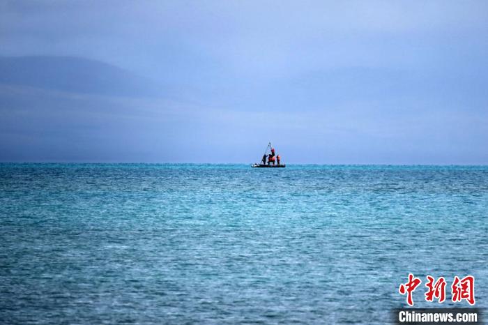 從岸邊營地以長焦鏡頭遠眺，科考隊員在巴木錯作業(yè)?！?lt;a target='_blank' ><p  align=