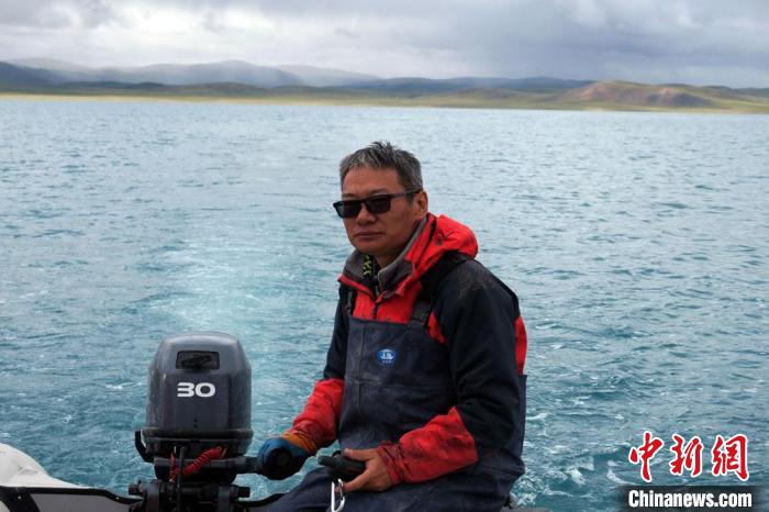 本次科考領(lǐng)隊(duì)、中科院青藏高原所侯居峙研究員駕駛充氣快艇。　<a target='_blank' ><p  align=