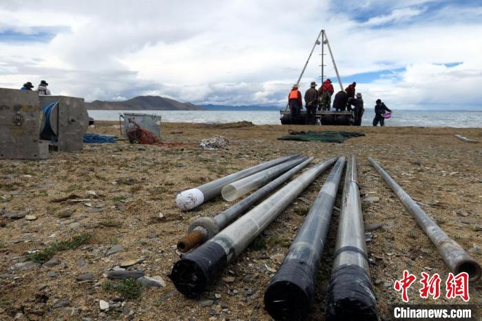 科考隊(duì)員從巴木錯(cuò)采集的科研樣品?！?lt;a target='_blank' ><p  align=