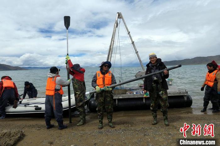 科考隊(duì)員從巴木錯(cuò)采樣歸來?！?lt;a target='_blank' ><p  align=