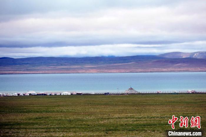 西藏安多縣茲格塘錯岸邊帳篷林立，旅游業(yè)發(fā)展勢頭良好?！?lt;a target='_blank' ><p  align=