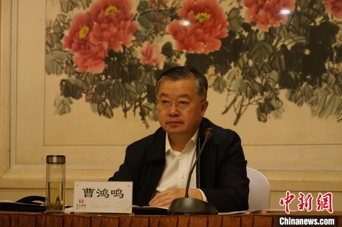 圖為全國人大常委會(huì)委員、全國人大華僑委員會(huì)副主任委員、致公黨中央副主席曹鴻鳴講話?！∨擞隄?攝