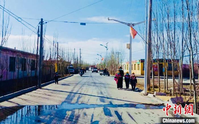 圖為黃河源昆侖社區(qū)馬路的一角?！「駹柲臼形麄鞑?供圖
