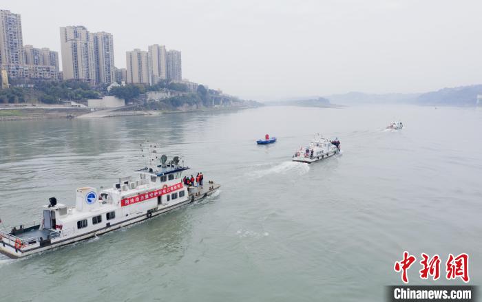 聯(lián)合巡江守護活動現(xiàn)場?！〗部h融媒體中心 攝