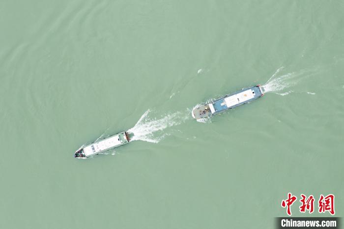 聯(lián)合巡江守護活動現(xiàn)場。　江安縣融媒體中心 攝