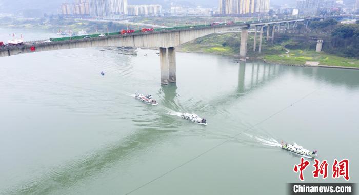 聯(lián)合巡江守護活動現(xiàn)場。　江安縣融媒體中心 攝