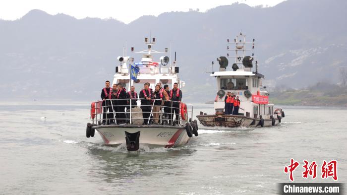 聯(lián)合巡江守護活動現(xiàn)場?！〗部h融媒體中心 攝